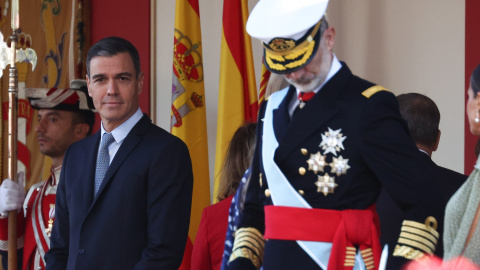 El presidente del Gobierno, Pedro Sánchez (i) y el Rey Felipe VI (d), durante el acto solemne de homenaje a la bandera nacional y desfile militar en el Día de la Hispanidad, a 12 de octubre de 2022,