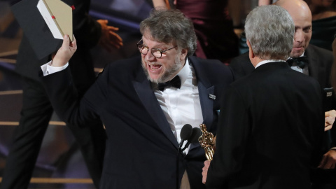 El director mexicano Guillermo del Toro muestra la tarjeta con el premio a la mejor película para 'La forma del agua', en la gala de los Oscar, recibido de manos del actor Warren Beaty. REUTERS/Lucas Jackson