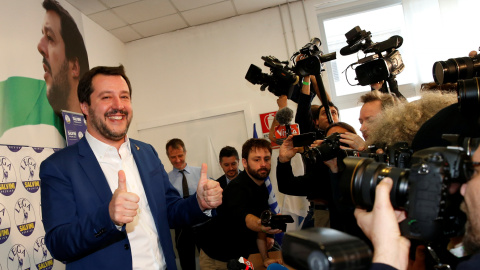 Matteo Salvini, de la Liga Norte, posa para los fotógrafos durante su rueda de prensa en Milán. /REUTERS