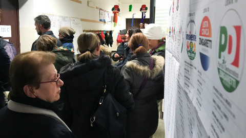 Una mujer observa la lista de partidos en un colegio electoral en Roma. /REUTERS