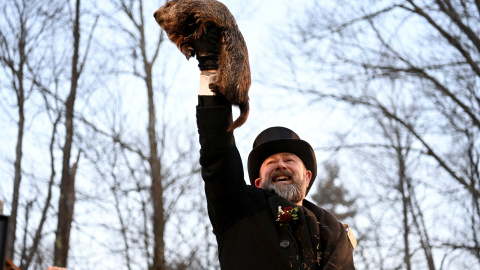 AJ Dereume, uno de los responsables del club de la marmota de Punxsutawney, Pensilvania, sostiene a la marmota Phil a 02 de febrero de 2023