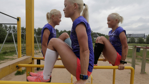 Las triatletas del equipo olímpico de Estonia entrenan en Tartu, Estonia. REUTERS/Ints Kalnins