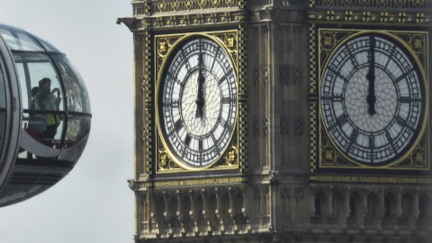 Unos pasajeros observan desde una cápsula el Big Ben de Londres. REUTERS/Toby Melville