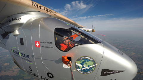 Bertrand Piccard se toma un selfie mientras pilota un avión impulsado por energía solar Dayton, en Ohio, hasta Pensilvania. Bertrand Piccard/Solar Impulse/Handout