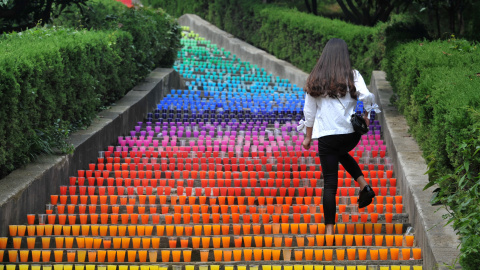 Un mujer sube por unas escaleras realizadas con vasos de plástico, una obra de arte de cuatro estudiantes en Wuhan, provincia de Hubei, China. REUTERS/Stringer