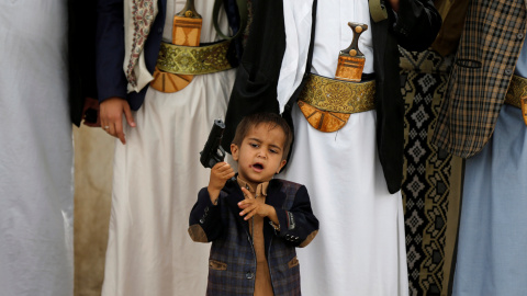 Un pequño agarra una pistola para apoyar el movimiento Houthi, en Yemen. REUTERS/Khaled Abdullah