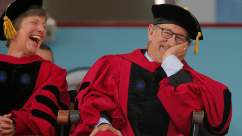 La abogada de derechos civiles María Bonauto y el cineasta Steven Spielberg en la Universidad de Harvard en Cambridge, Massachusetts, EEUU. REUTERS/Brian Snyder