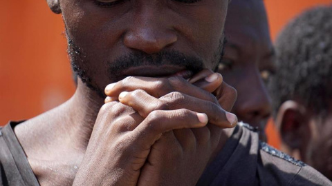 Detalle de un inmigrante a su llegada al puerto de Salerno junto con otras 1.000 personas de origen sub-sahariano que fueron rescatados en el mar Mediterráneo cuando viajaban en una embarcación de origen noruego, la Siem Pilot, Italia. EFE/