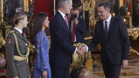 El presidente del Gobierno, Pedro Sánchez, saluda a Felipa VI, a la reina Letizia, y a la princesa Leonor, a su llegada a la recepción oficial después del desfile del Día de la Fiesta Nacional, el Palacio Real en Madrid. EFE/ Juan Carlos Hi