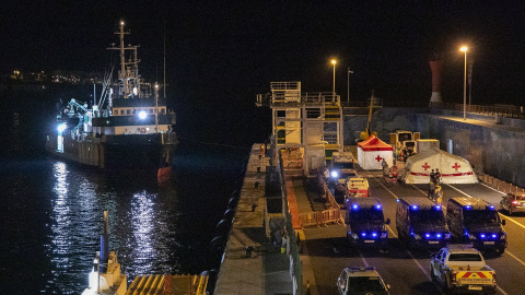 La patrullera de la Guardia Civil Río Tajo a su llegada al Muelle los cristianos, a 11 de octubre de 2023, en Tenerife.