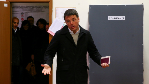 Matteo Renzi tras votar en su colegio electoral, este domingo, en Florencia. /REUTERS