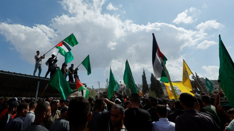 Palestinos durante un funeral de los asesinados por colonos israelíes en Cisjordania, a 12 de octubre de 2023.