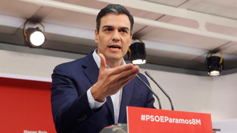 El secretario general del PSOE, Pedro Sánchez, durante la rueda en rueda de prensa tras la reunión de la permanente en la que ha dicho que pedirá al presidente del Gobierno, Mariano Rajoy, que se someta a una cuestión de confianza en el Con