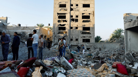 Los palestinos observan la destrucción de una casa tras un ataque de Israel en Khan Younis, en el sur de la Franja de Gaza. REUTERS/Ibraheem Abu Mustafa