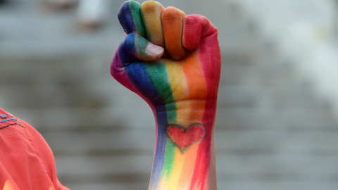 Un puño pintado con un corazón con los colores del arco iris, en honor de los muertos en el tiroteo en Orlando durante una vigilia en Los Ángeles. FREDERIC J. BROWN / AFP