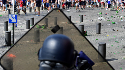 Hinchas ingleses se enfrentan a la policía antes de un partido de la Eurocopa en la ciudad de Marsella, sur de Francia. LEON NEAL / AFP