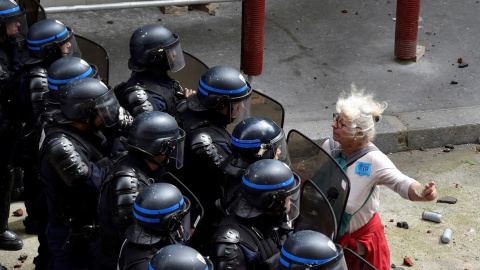 Una mujer se enfrenta a unos agentes de policía calle durante una protesta contra las reforma laboral en París. AFP PHOTO / ALAIN JOCARD