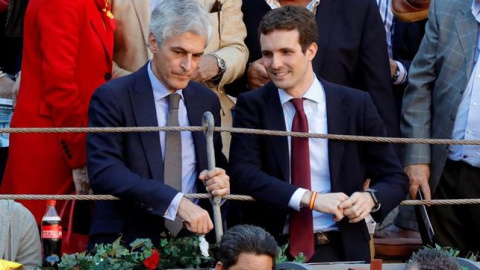 Pablo Casado y Suárez Illana en los toros.