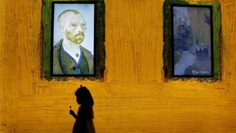 Una niña pasa junto a una pantalla en el estreno mundial de la exposición 'Meet Vincent van Gogh' en Pekín. REUTERS/Kim Kyung-Hoon