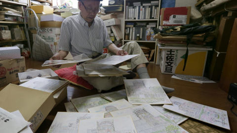 Hiroshi Hara, superviviente de la bomba atómica en Hiroshima de 83 años, muestra una de sus pinturas de la Cúpula Genbaku. EFE/Kimimasa Mayama