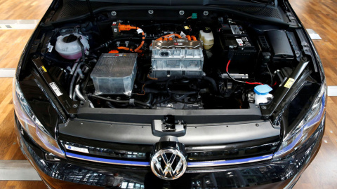 Motor de un coche eléctrico VW e-Golf. REUTERS