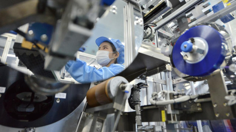 Un trabajador en la línea de producción de baterías de iones de litio para vehículos eléctricos (EV) en una fábrica en Huzhou, provincia de Zhejiang, China. REUTERS