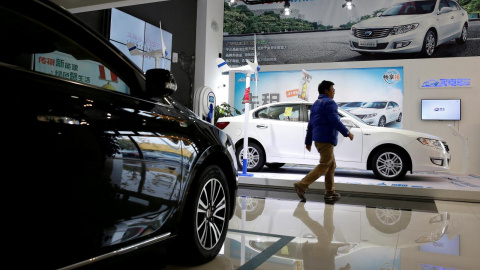 Un hombre camina en un concesionario de automóviles eléctricos en Shanghai. REUTERS / Aly Song