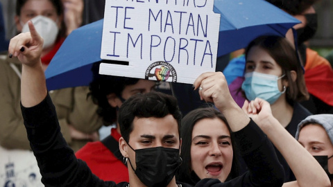 Un manifestante con un cartel que dice "Lo que te llaman mientras te matan importa".