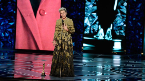 La actriz Frances McDormand pronunciando un discurso tras ganar el Óscar a la mejor actriz por su papel en "Tres anuncios en las afueras". EFE