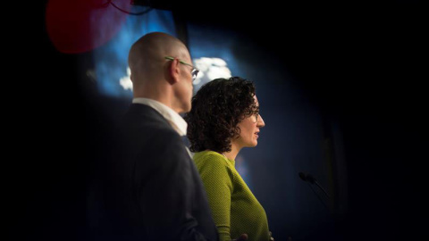 Marta Rovira y Raül Romeva de ERC, valoran en rueda de prensa la reunión mantenida, en el marco de la ronda de contactos que el presidente del Parlament, Roger Torrent. | MARTA PÉREZ (EFE)