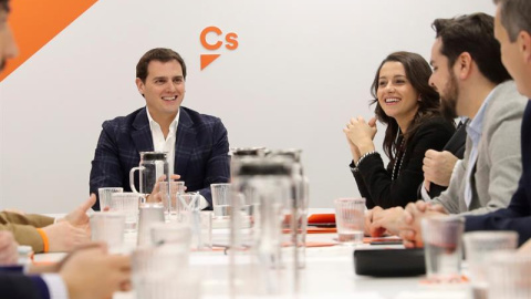 El presidente de Ciudadanos, Albert Rivera, junto a la portavoz Inés Arrimadas, y el secretario de comunicación, Fernando de Páramo, durante la reunión del Comité Permanente del partido celebrada el pasado lunes. EFE/ Ballesteros