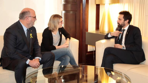 El presidente del Parlament, Roger Torrent (derecha) junto a la portavoz de Junts per Catalunya, Elesa Artadi (centro) y el portavoz adjunto de la formación, Eduard Pujol (izquierda). | MARTA PÉREZ (EFE)