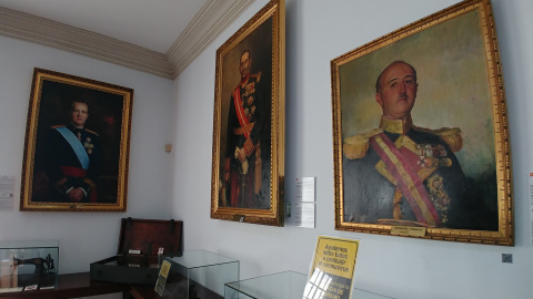 3/2/23 De iquierda a derecha, retratos de Juan Carlos I, Alfonso XIII y Francisco Franco, en el Museo Militar de A Coruña.