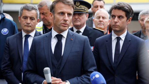 13/10/2023 - El presidente francés Emmanuel Macron (C), flanqueado por el ministro francés de Educación y Juventud, Gabriel Attal (R) y el ministro francés del Interior, Gerald Darmanin (L), habla con la prensa después de una visita a la es