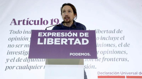 El secretario general de Podemos, Pablo Iglesias, durante la lectura pública del libro “Fariña”, que ha sido hoy retirado por orden judicial. | KIKO HUESCA (EFE)