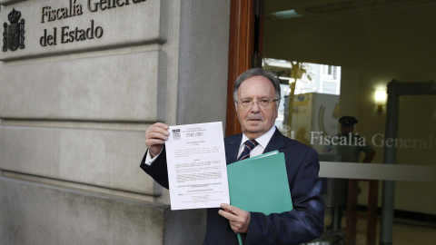 El secretario general del sindicato Manos Limpias, Miguel Bernard, muestra la denuncia que ha presentado hoy en la Fiscalía General del Estado. EFE