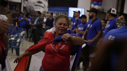 Simpatizantes de la opositora Alianza Republicana Nacionalista (Arena) celebran el triunfo en la sede del partido de derecha este domingo, 4 de marzo de 2018, en San Salvador (El Salvador). La exguerrila del Frente Farabundo Martí para la L