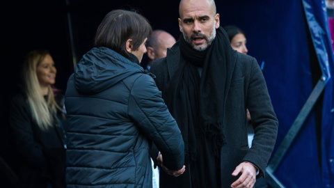 Pep Guardiola saluda a Antonio Conte en el Manchester City-Chelsea que se disputó el pasado domingo. /EFE