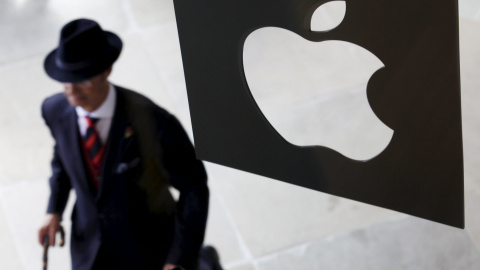 Un cliente entra en una tienda Apple. REUTERS/Suzanne Plunkett