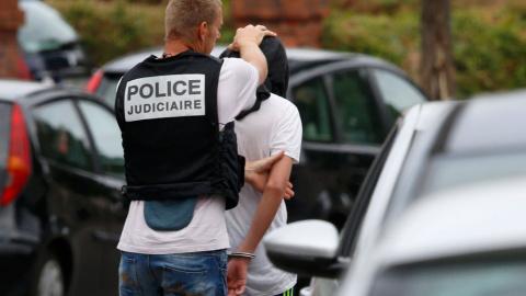 Las fuerzas de seguridad francesas detienen a un sospechoso durante las investigaciones por el ataque terrorista en una iglesia normanda.- PASCAL ROSSIGNOL (REUTERS)