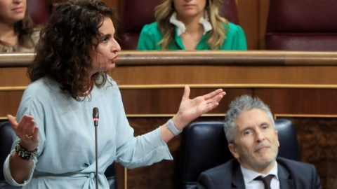 La ministra d'Hisenda, Maria Jesús Montero, respon a una pregunta de l'oposició durant la sessió de control al Ple del Congrés. EFE/Fernando Alvarado