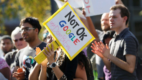 Empleados de Google protestan ante la sede de la empresa en Nueva York por su postura ante el acoso sexual. REUTERS/Archivo