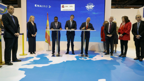 El ministro de Fomento, Íñigo de la Serna,c., Olumuyiwa Benard Aliu, Presidente of the Council, International Civil Aviation Organisation, y el secretario de Estado de Infraestructuras y presidente de ENAIRE, Julio Gomez-Pomar,en la inaugur