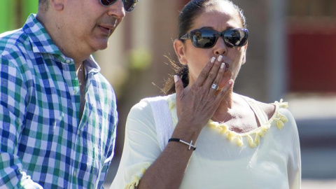 La cantante Isabel Pantoja saliendo de la cárcel en su segundo permiso penitenciario de la cárcel Alcalá de Guadaíra (Sevilla), acompañada de su hermano, donde cumple una condena de dos años por blanqueo de capitales. EFE/Raúl Caro