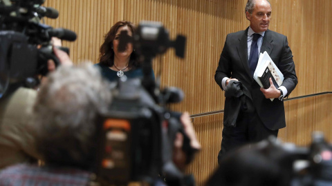 El expresidente de la Comunidad Valenciana Francisco Camps, poco antes de su comparecencia ante la Comisión de Investigación sobre la presunta financiación ilegal del PP, en el Congreso de los Diputados. EFE/Chema Moya