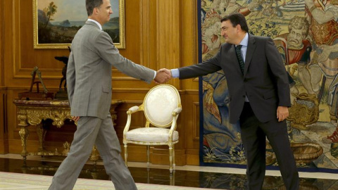 El rey Felipe saluda al portavoz del PNV en el Congreso, Aitor Esteban (d), a quien recibió en el Palacio de la Zarzuela en la segunda jornada de su ronda de consultas con las formaciones políticas parlamentarias para proponer un candidato 