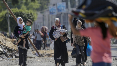 13/10/23 Mujeres y niños de la ciudad de Gaza comienzan a evacuar tras el aviso de Israel de una invasión terrestre en el norte de Gaza.