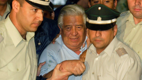 Foto de archivo Manuel Contreras, fundador de la policía secreta del dictador chlieno Augusto Pinochet, a su llegada en enero de 2005 al tribunal que le juzgó. AFP PHOTO/MARTIN BERNETTI