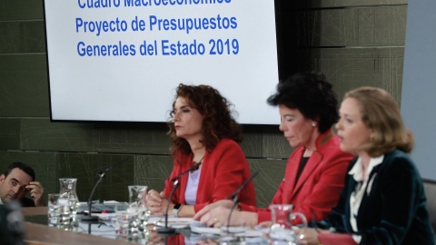 La portavoz del Gobierno, Isabel Celaá (c), con las ministras de Hacienda, María Jesús Montero (i), y de Economía, Nadia Calviño (d), durante la rueda de prensa posterior a la reunión del Consejo de Ministros en la que se ha aprobado el pro