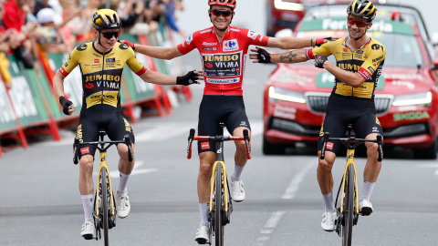 Los ciclistas del Jumbo-Visma Jonas Vingegaard y Primoz Roglic escoltan al ganador de la Vuelta, Sepp Kuss.